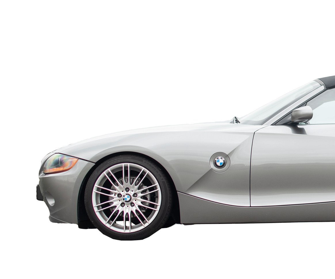 Auto: linker voorkant van een BMW Z4. Lakcoating en lederherstel aangeduid met tekst en lijnen naar het plaatwerk en het interieur.